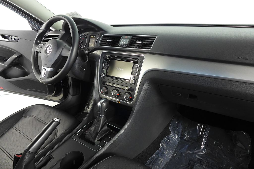 Thumbnail: 2015 Volkswagen Passat - 13