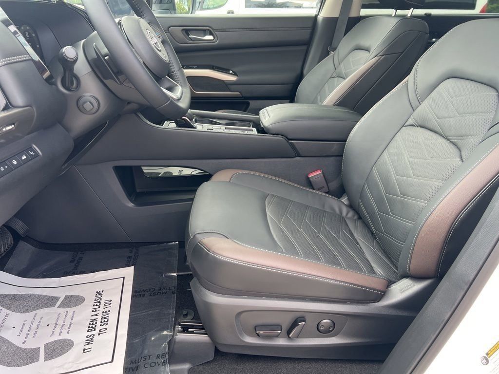 2025 Everest White Pearl Tricoat/Super Black Nissan Pathfinder Platinum FWD SUV