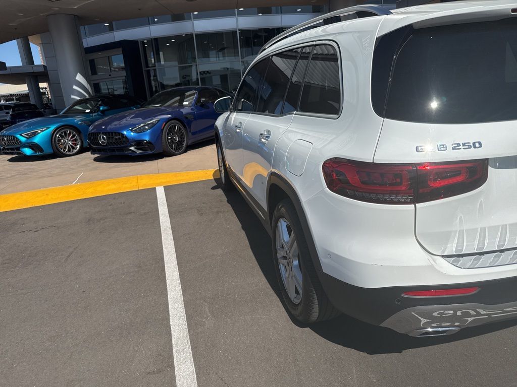 Thumbnail: 2020 Mercedes-Benz GLB - 6