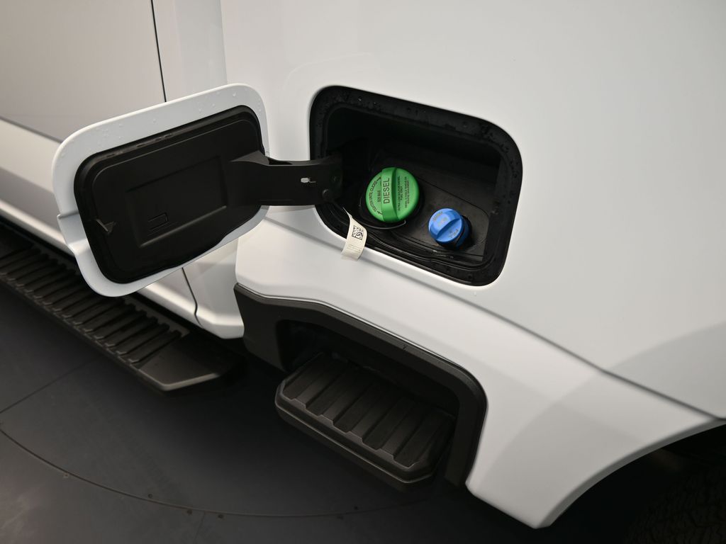 Used 2025 Oxford White Ford XLT image 38