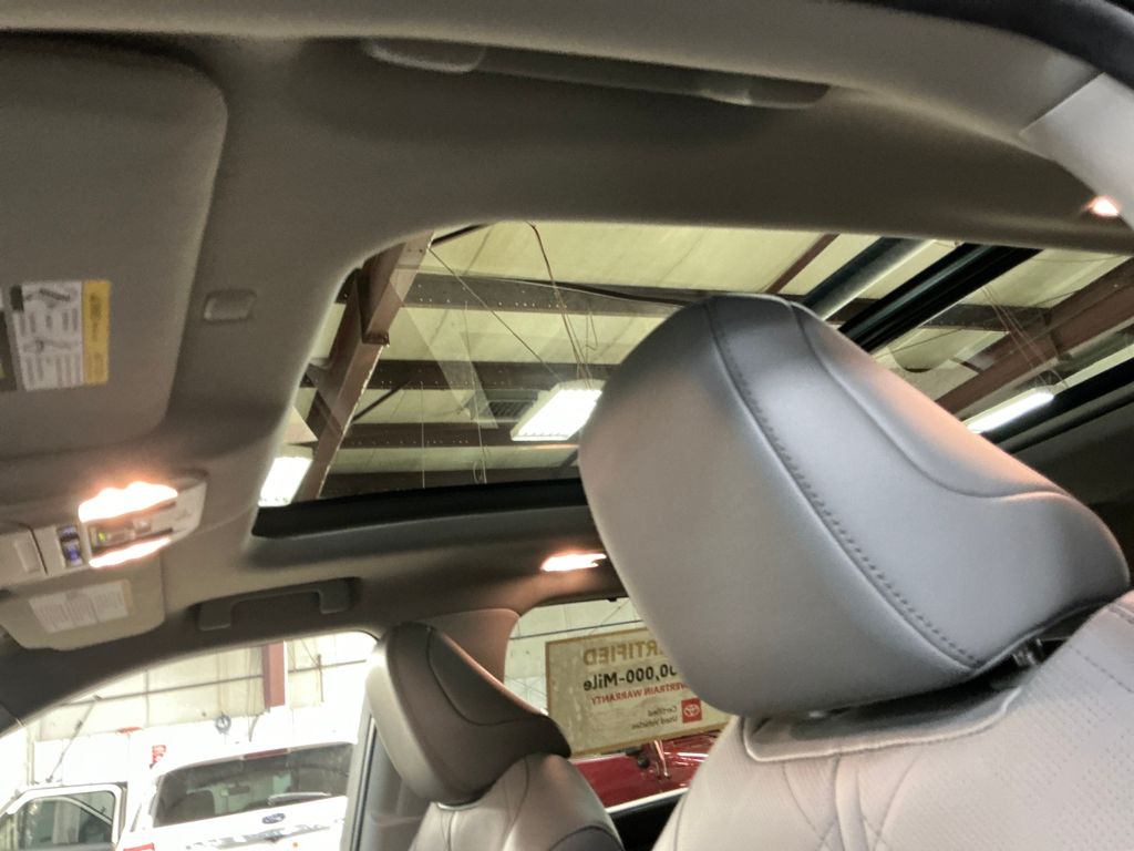Used 2022  Toyota Platinum image 12