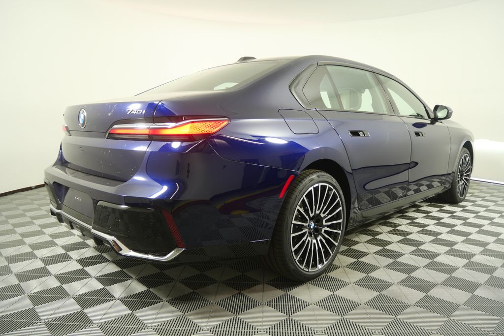 Thumbnail: 2026 BMW 7 Series - 3