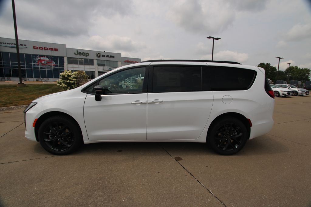 New 2027 Chrysler Pacifica Van