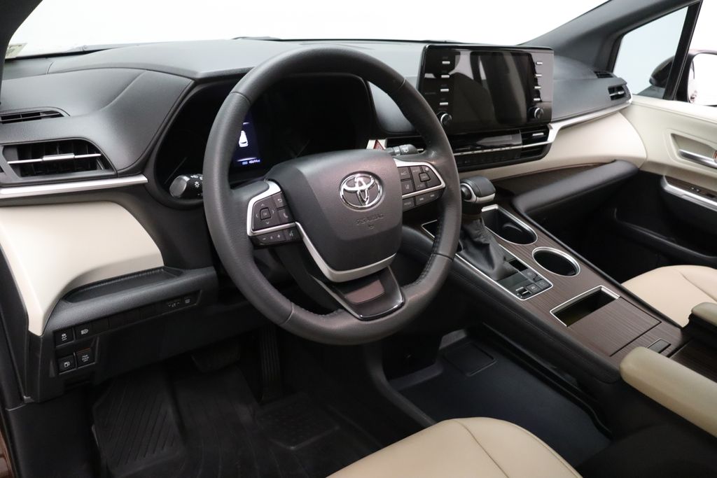 2022 Toyota Sienna XLE 15