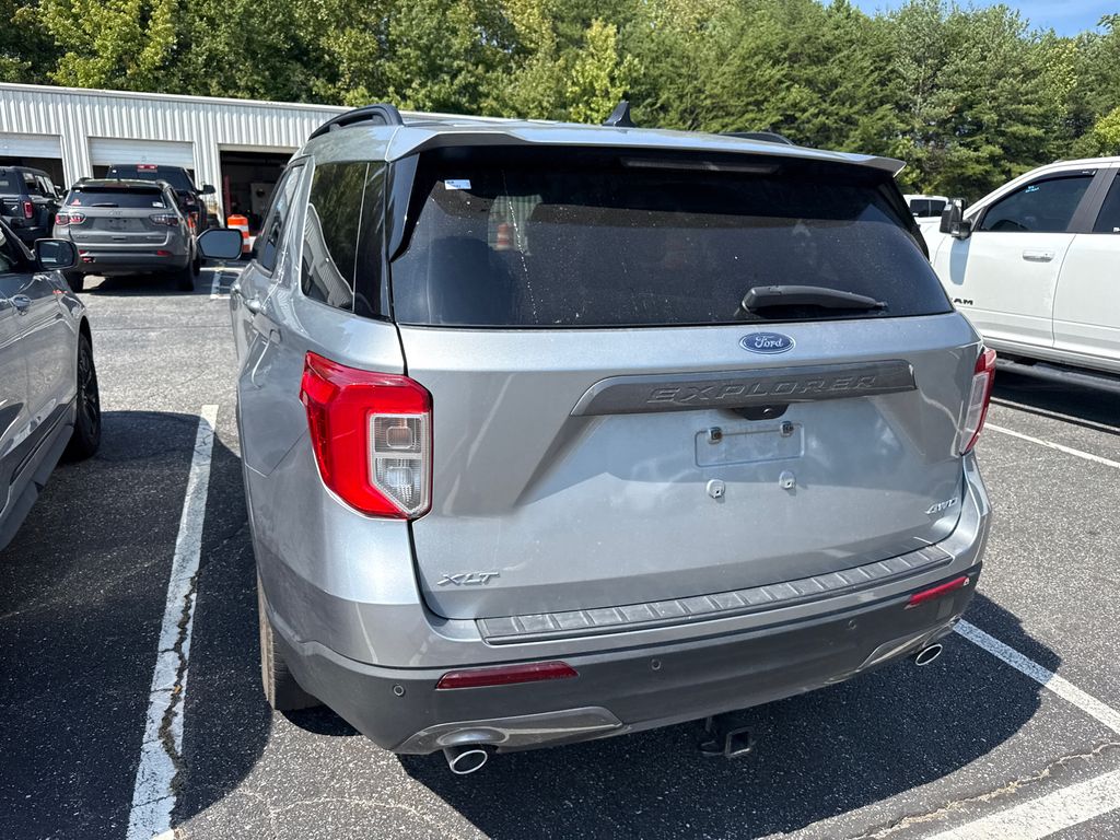 2024 Silver Metallic Ford Explorer XLT 4X4 SUV