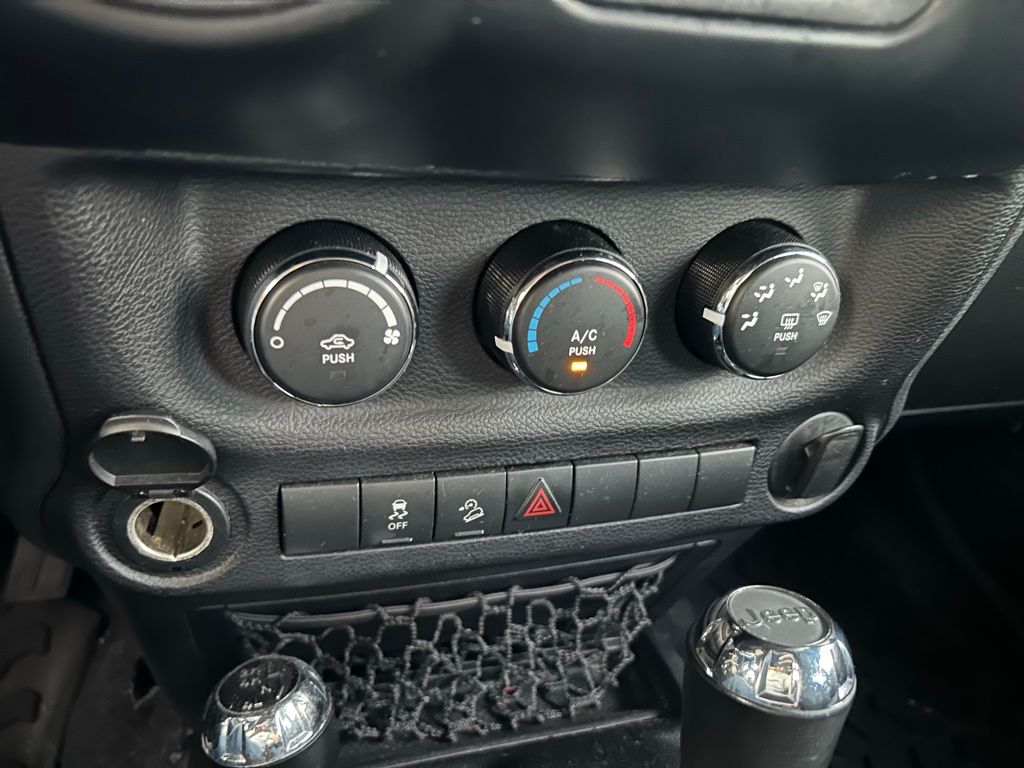 Thumbnail: 2015 Jeep Wrangler - 25