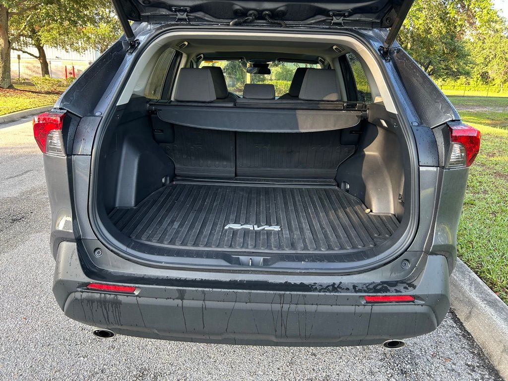 2022 Toyota RAV4 XLE 10