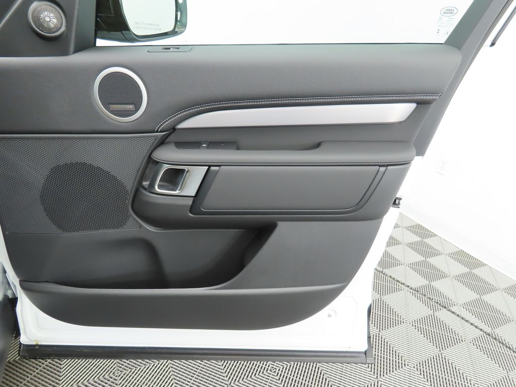 Thumbnail: 2026 Land Rover Discovery - 25