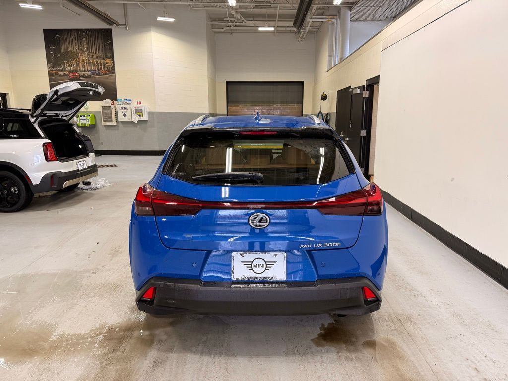 Thumbnail: 2025 Lexus UX - 4