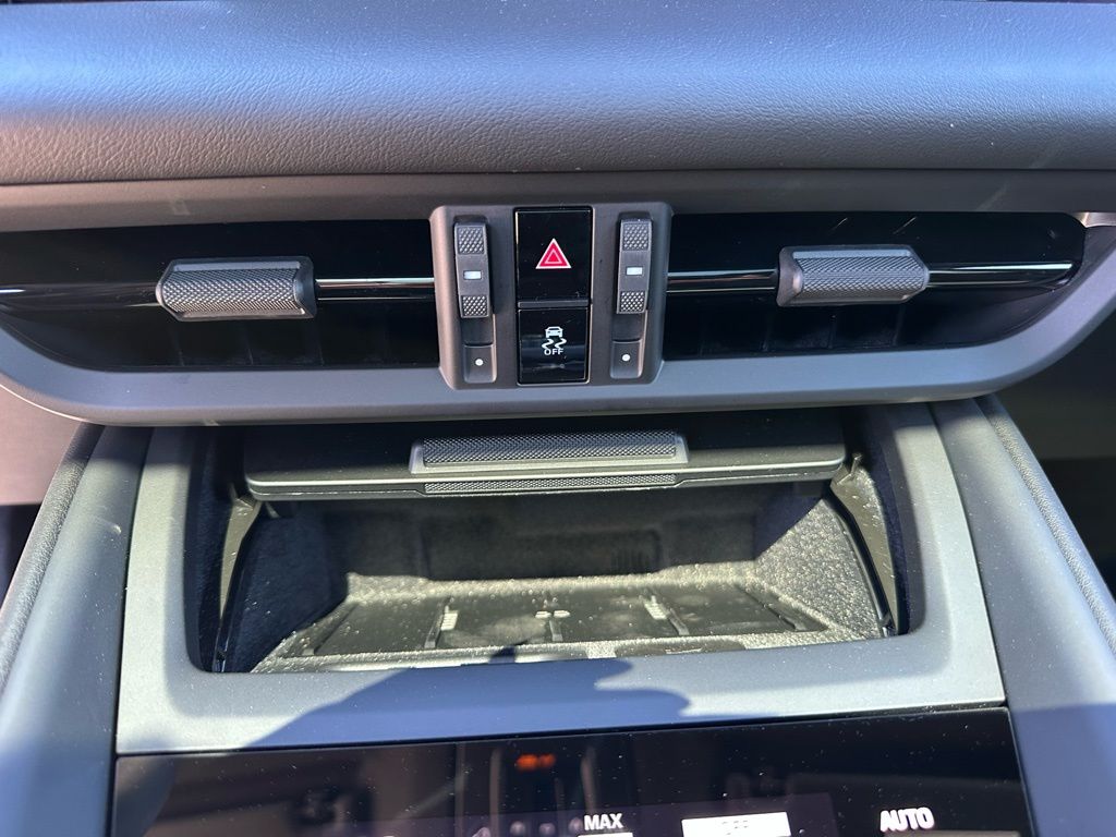 Thumbnail: 2026 Porsche Macan - 26