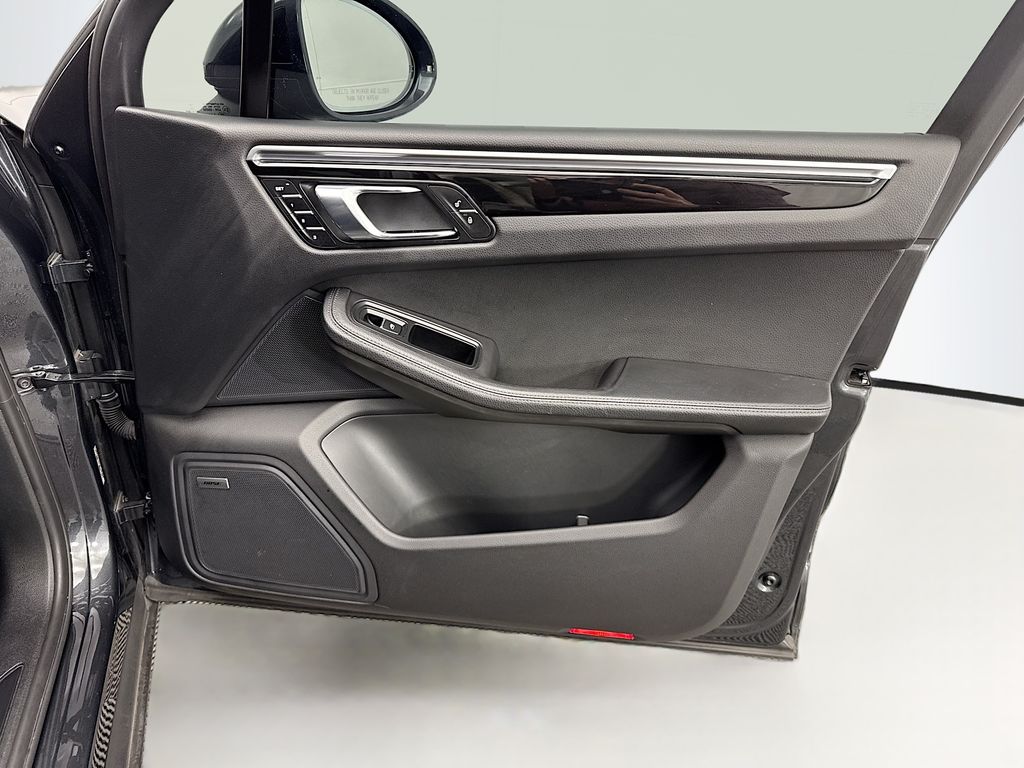 Thumbnail: 2017 Porsche Macan - 23