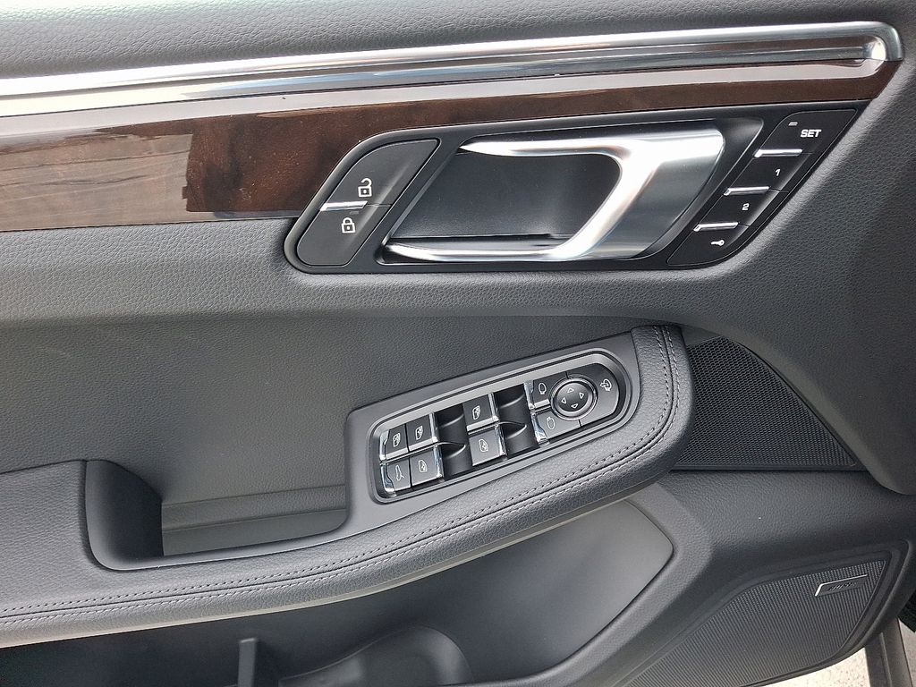 Thumbnail: 2026 Porsche Macan - 14