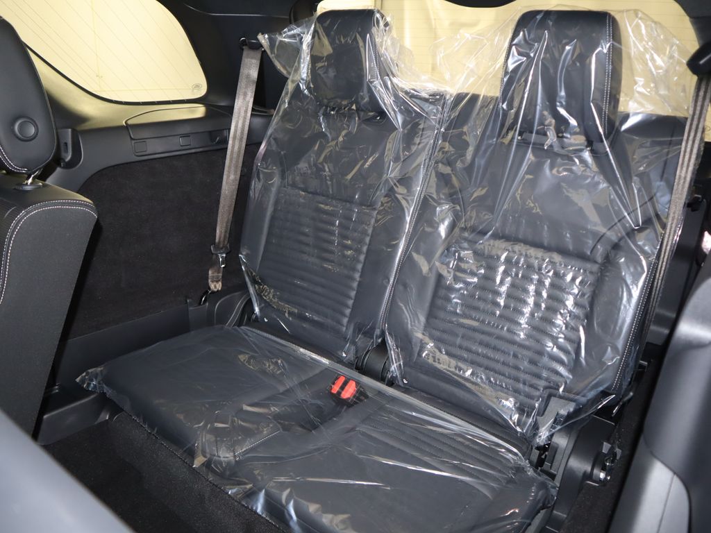 Thumbnail: 2025 Land Rover Discovery - 25