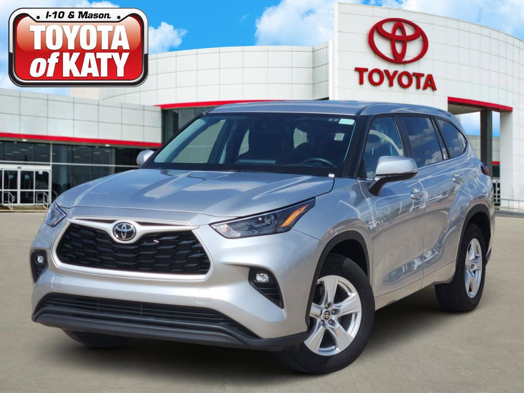 Celestial Silver Metallic 2025 Toyota Highlander LE FWD SUV / Crossover Front-Wheel Drive 8-Speed Automatic