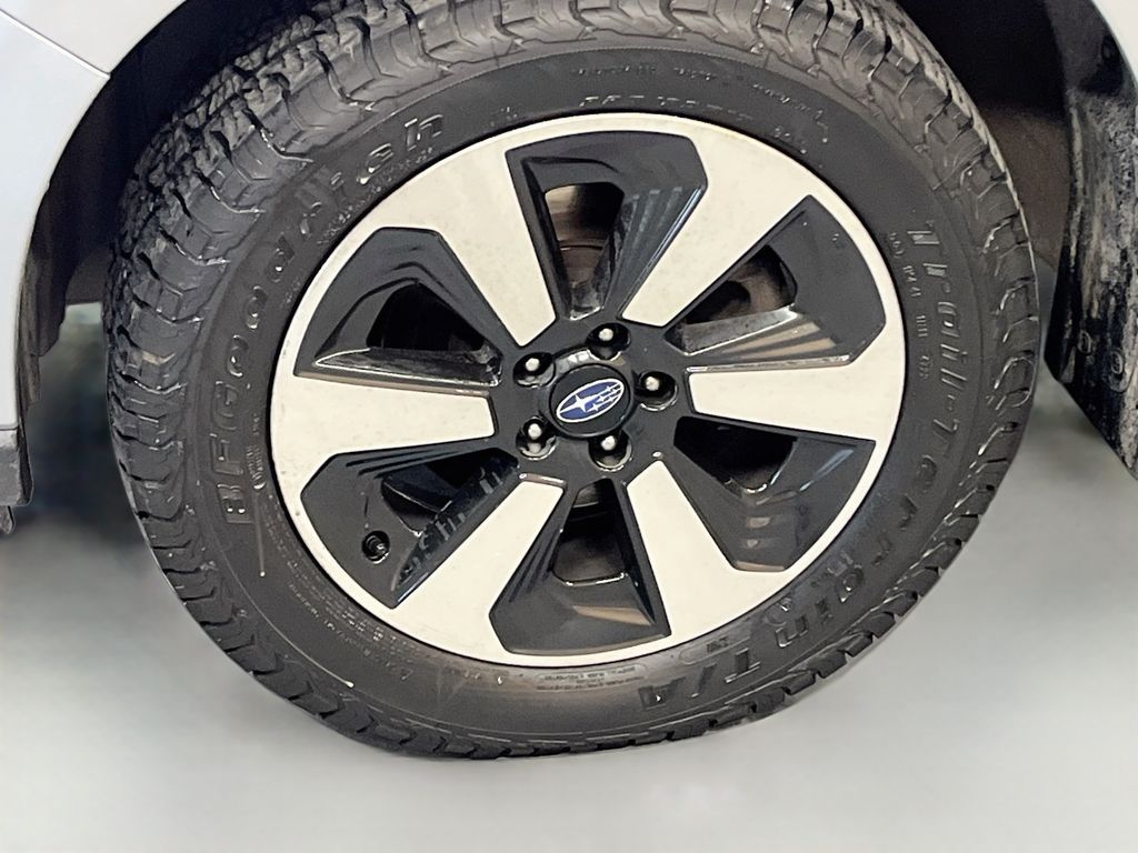 Used 2018 Ice Silver Metallic Subaru 2.5i Premium image 31