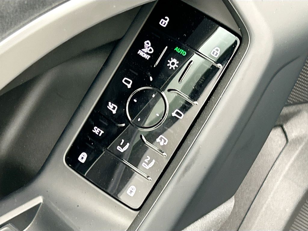 Thumbnail: 2025 Audi SQ5 - 23