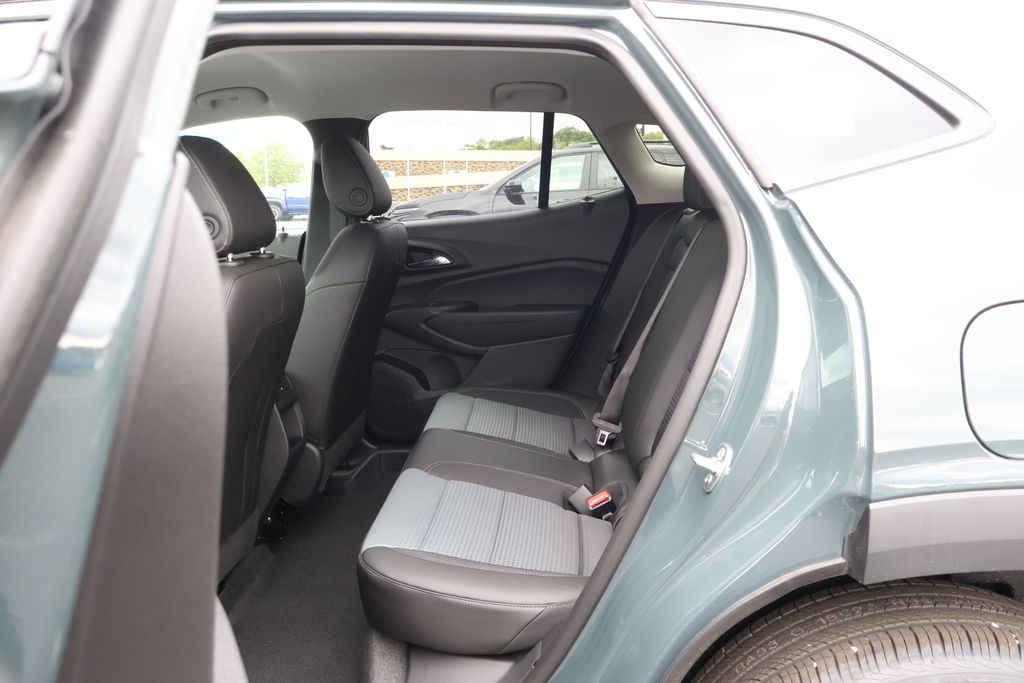 2025 Chevrolet Trax LT 32