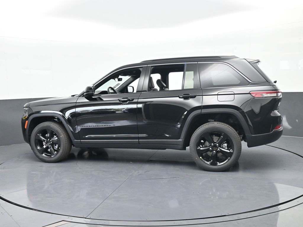New 2026 Diamond Black Crystal Pearlcoat Jeep Limited image 3