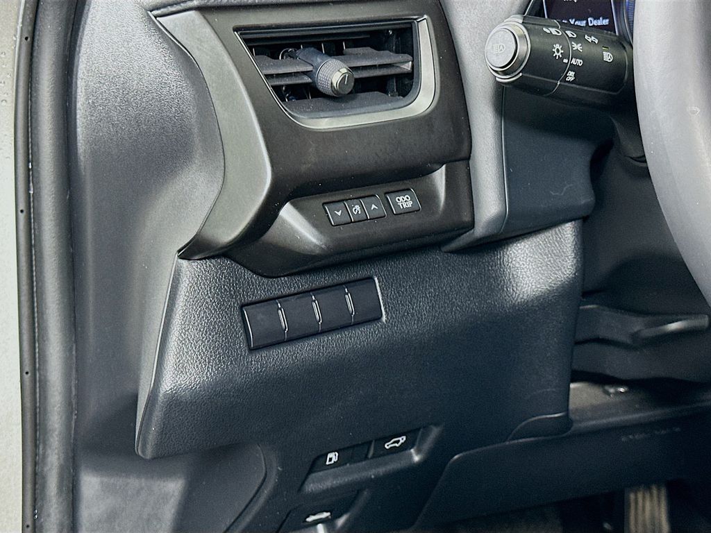 Thumbnail: 2021 Lexus UX - 10