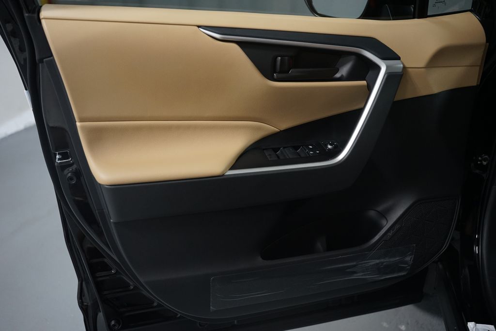 Thumbnail: 2025 Toyota RAV4 - 11