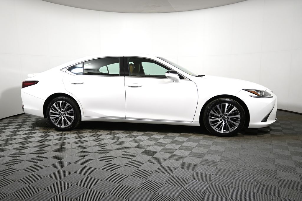 Thumbnail: 2021 Lexus ES - 8
