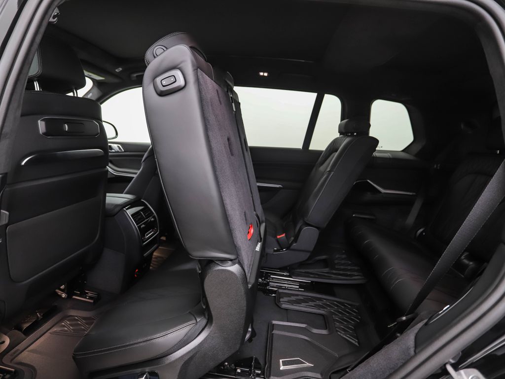 Thumbnail: 2026 BMW X7 - 25