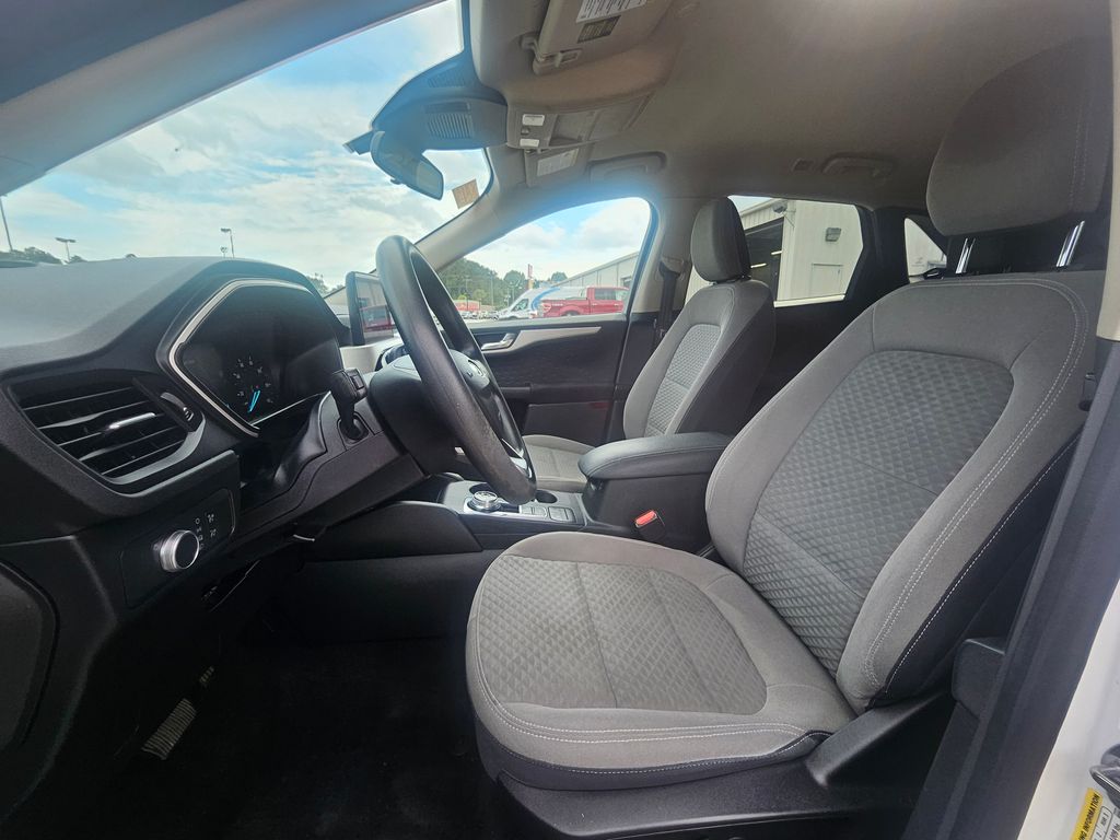 2020 Oxford White Ford Escape SE FWD SUV