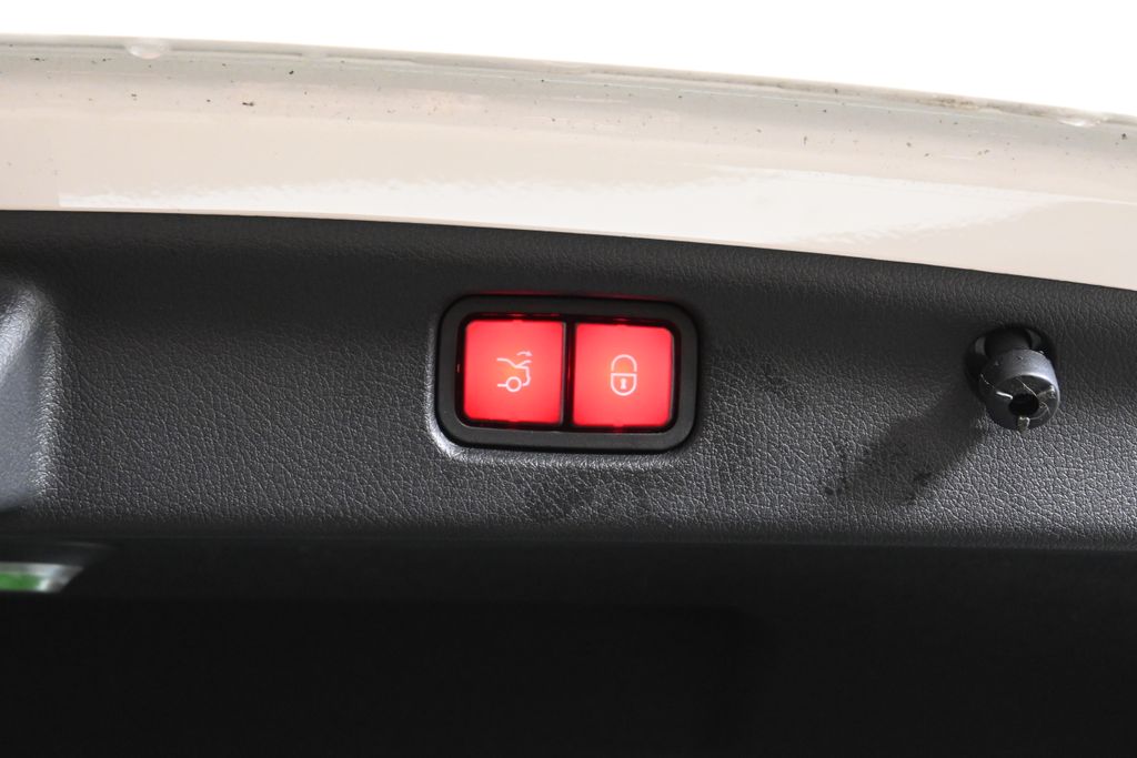 Thumbnail: 2023 Mercedes-Benz C-Class - 32