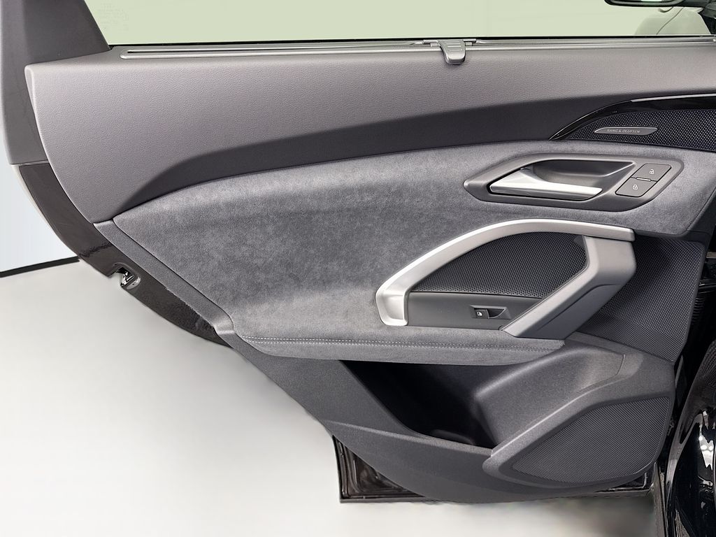 Thumbnail: 2025 Audi SQ5 - 25