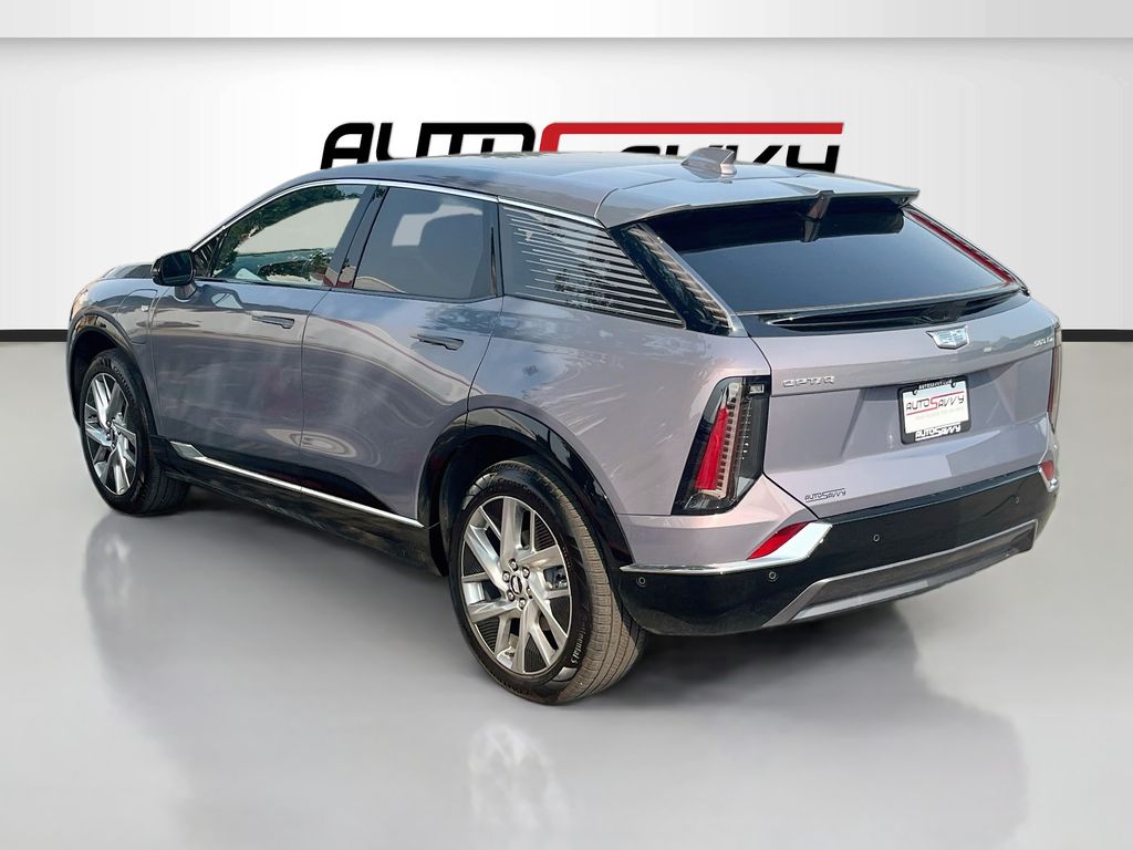 Used 2025 Silver Cadillac Luxury image 5