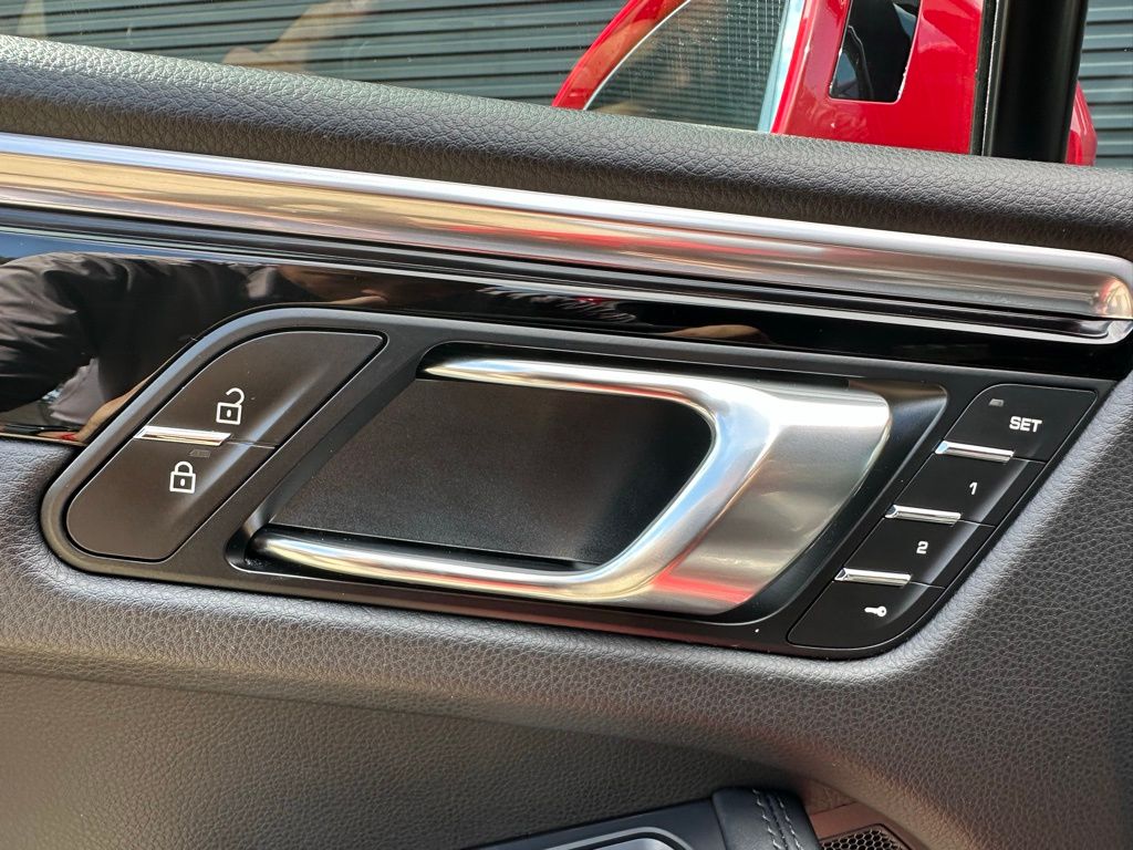 Thumbnail: 2019 Porsche Macan - 16