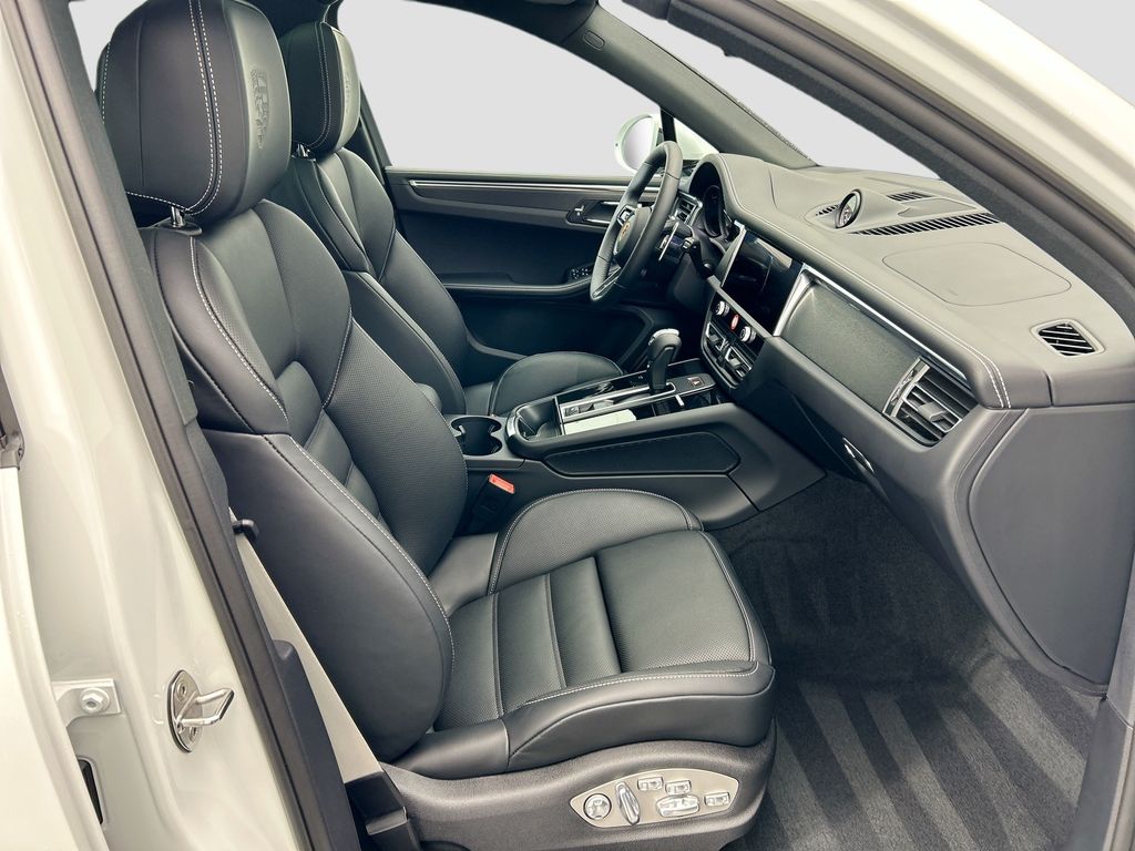 Thumbnail: 2026 Porsche Macan - 22