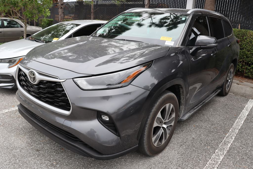 2022 Toyota Highlander XLE 2