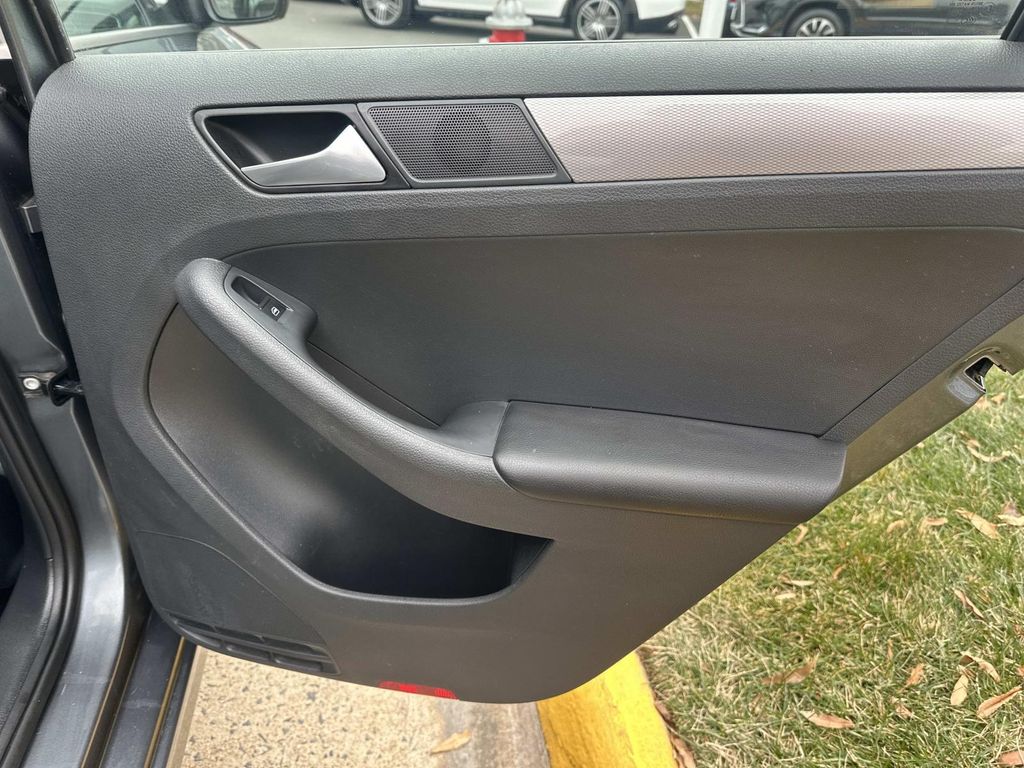 Thumbnail: 2018 Volkswagen Jetta - 24