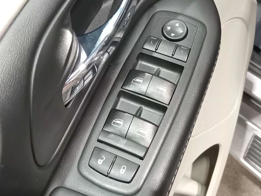 2018 Dodge Grand Caravan SXT — Billet Silver Metallic Clearcoat — photo 18