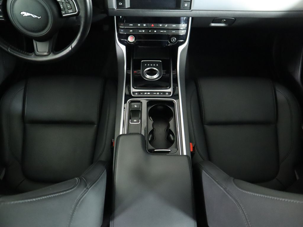 2018 Jaguar XF Premium 17