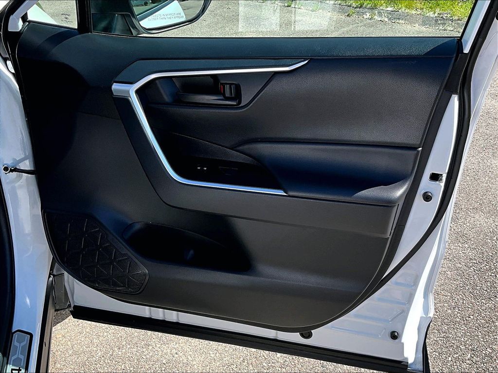 2024 Toyota RAV4 Hybrid — photo 12