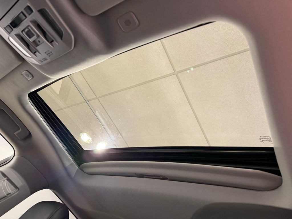 Thumbnail: 2023 Toyota Highlander - 18