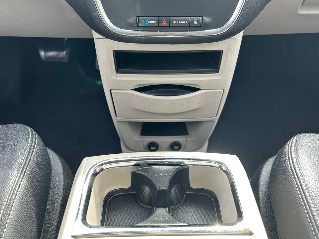 Thumbnail: 2016 Chrysler Town & Country - 15