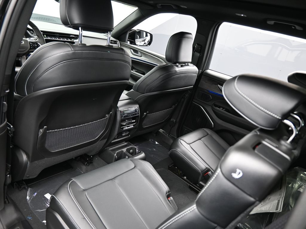 New 2025 Diamond Black Crystal Pearlcoat Jeep Overland image 25
