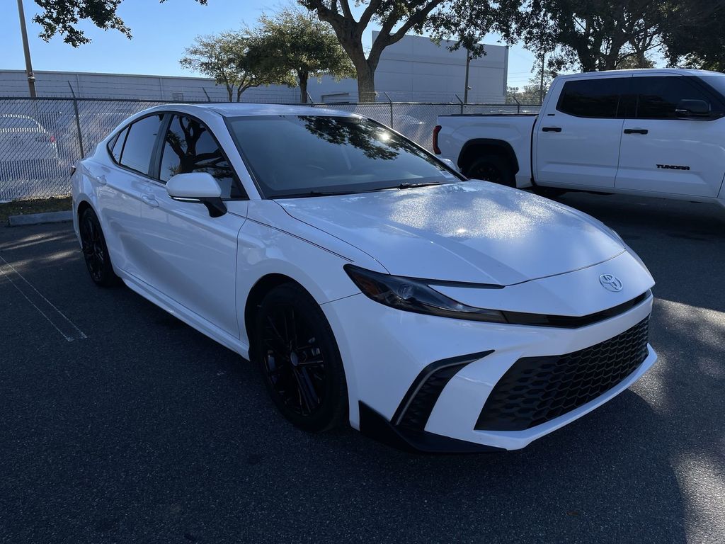 2025 Toyota Camry SE's photo