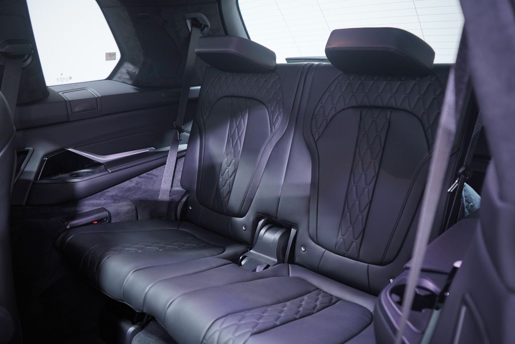 2026 BMW X7 M60i 10