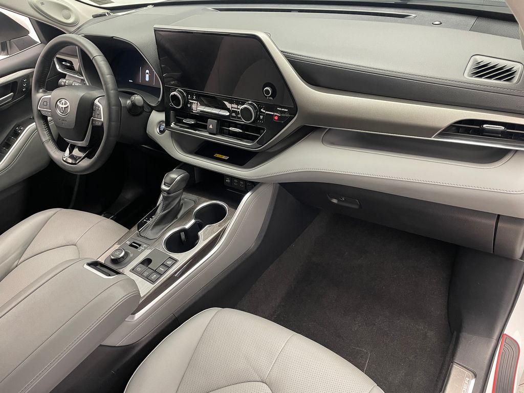 Thumbnail: 2023 Toyota Highlander - 16