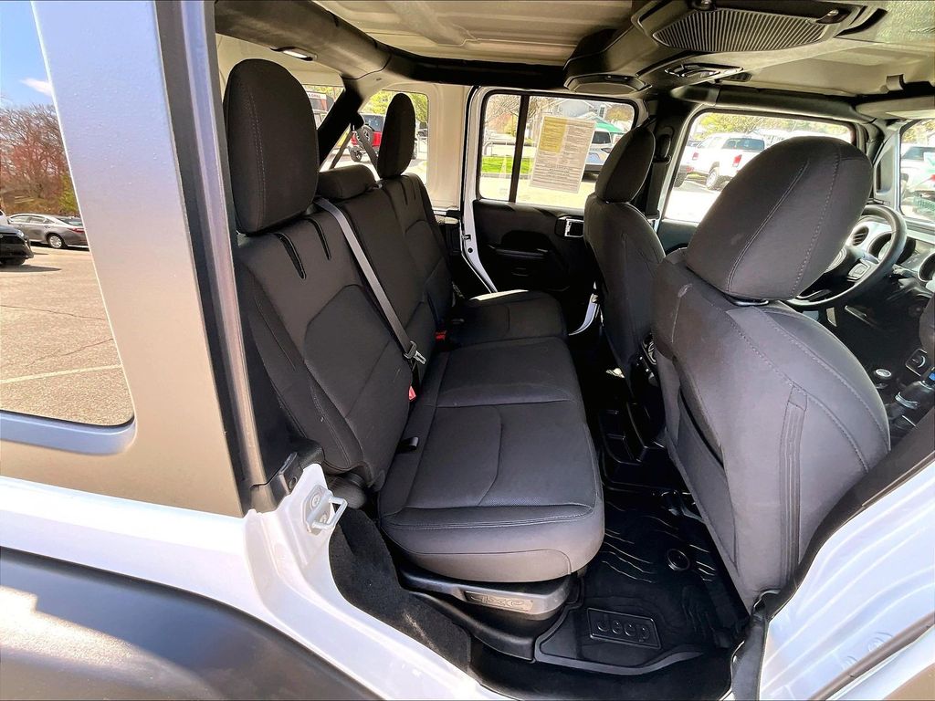 2023 Jeep Wrangler — photo 16