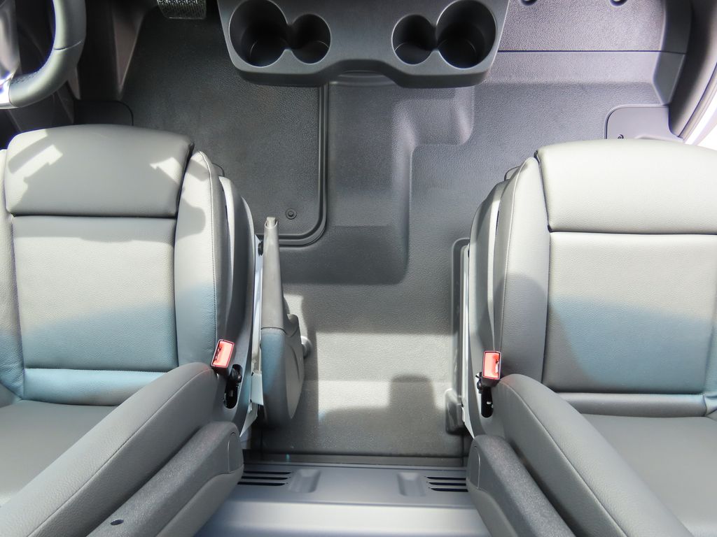 Thumbnail: 2025 Mercedes-Benz Sprinter - 17