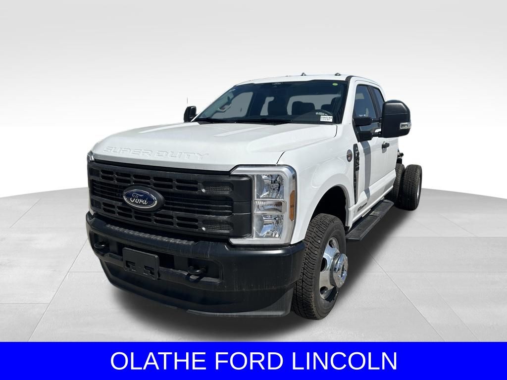 Oxford White 2025 Ford F-350 Super Duty Chassis Pickup Truck Four-Wheel Drive Automatic