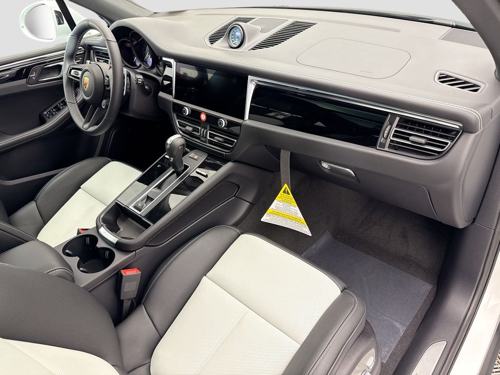 Thumbnail: 2026 Porsche Macan - 20