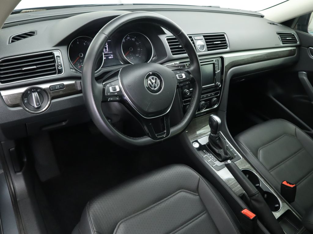2017 Volkswagen Passat SE 9