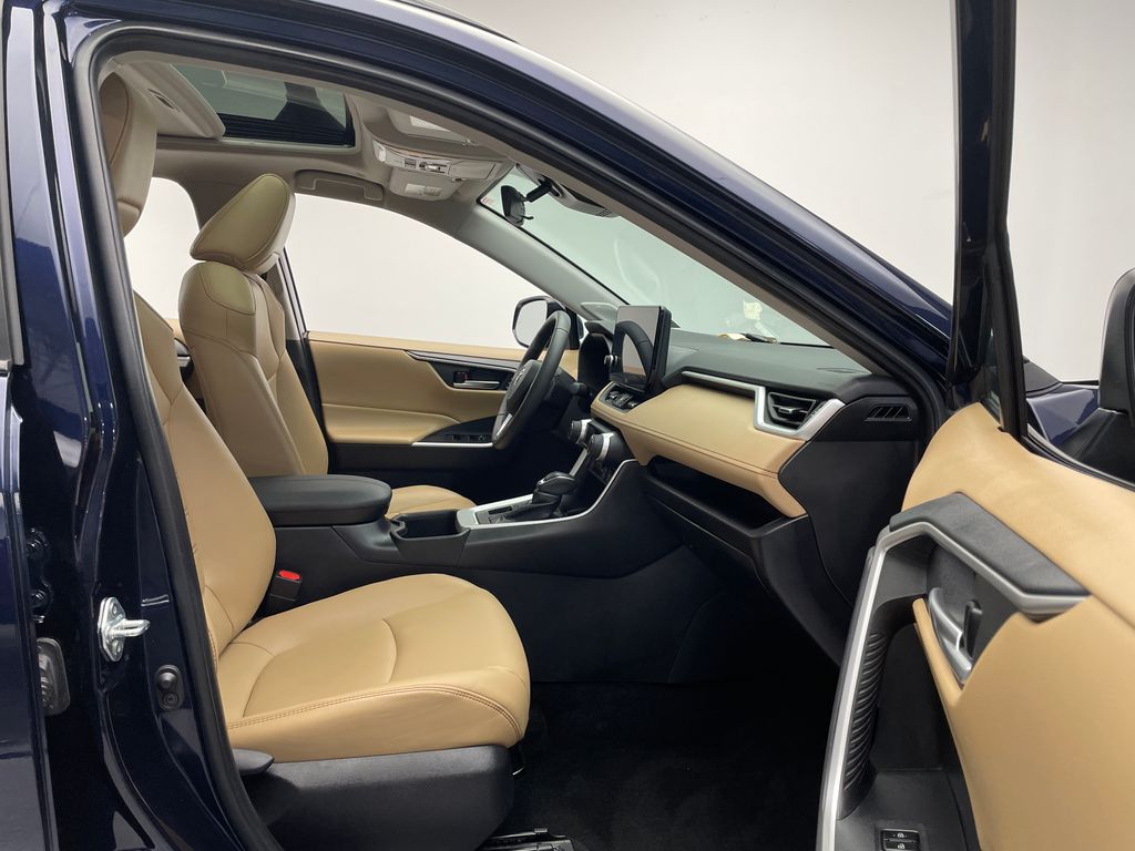 2024 Toyota RAV4 XLE Premium 17