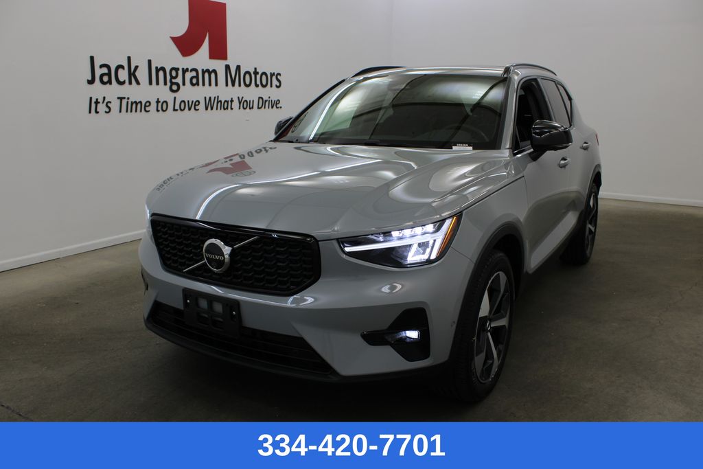 2025 Volvo XC40 B5 Plus Dark Theme AWD